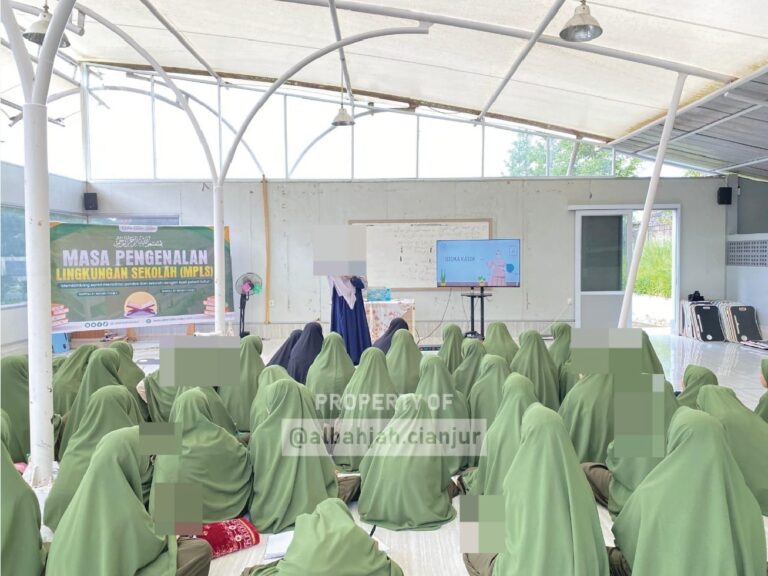 Puluhan Santri baru Banat smpiqu al-bahjah cianjur Antusias Mengikuti masa pengenalan lingkungan sekolah (mpls)